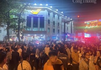 Điện Biên: Biển người đổ về Quảng trường 7/5 xem Chương trình khai mạc Năm Du lịch Quốc gia