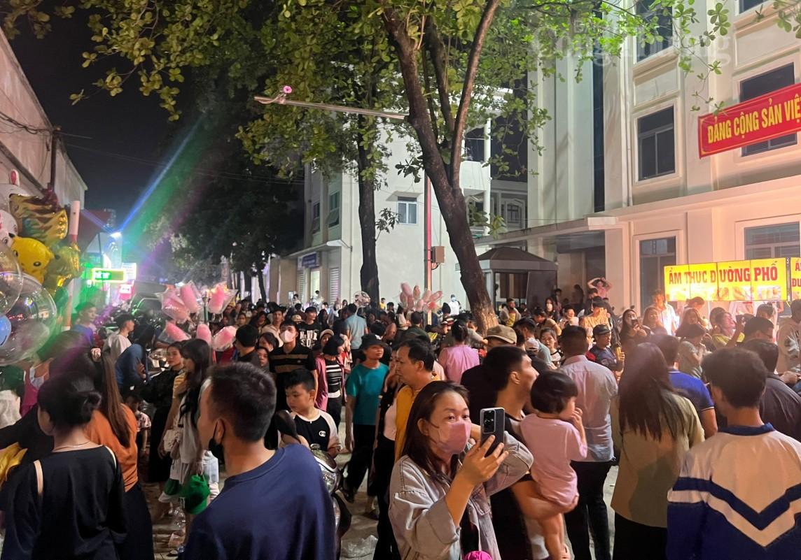 Điện Biên: Người dân nô nức đến lễ khai mạc Năm Du lịch Quốc gia tại Quảng trường 7/5 Điện Biên: Người dân nô nức đến lễ khai mạc Năm Du lịch Quốc gia tại Quảng trường 7/5