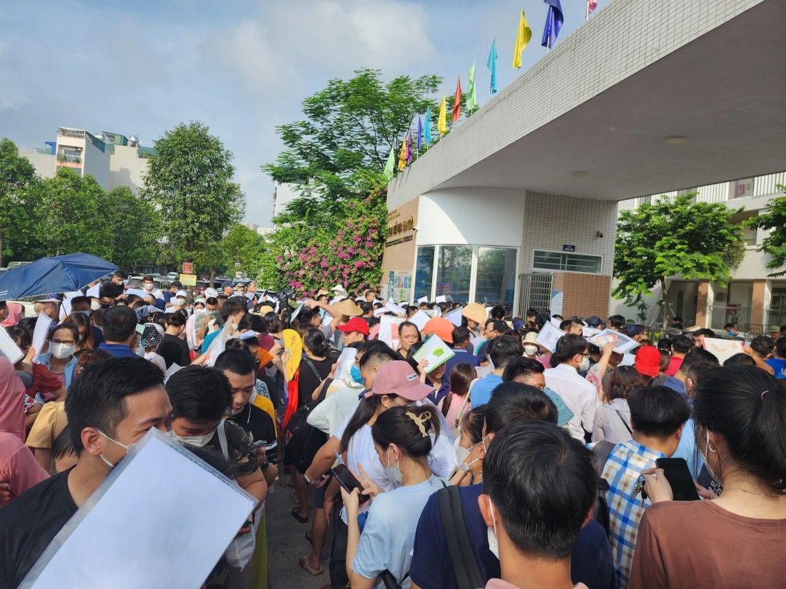 Hà Nội: Tuyệt đối không để tình trạng xô đẩy, chen lấn nộp hồ sơ tại các trường Hà Nội: Tuyệt đối không để tình trạng xô đẩy, chen lấn nộp hồ sơ tại các trường