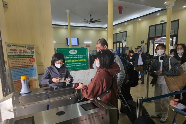 Hành khách làm các thủ tục lên tàu. Ảnh tapchigiaothong Hành khách làm các thủ tục lên tàu. Ảnh tapchigiaothong