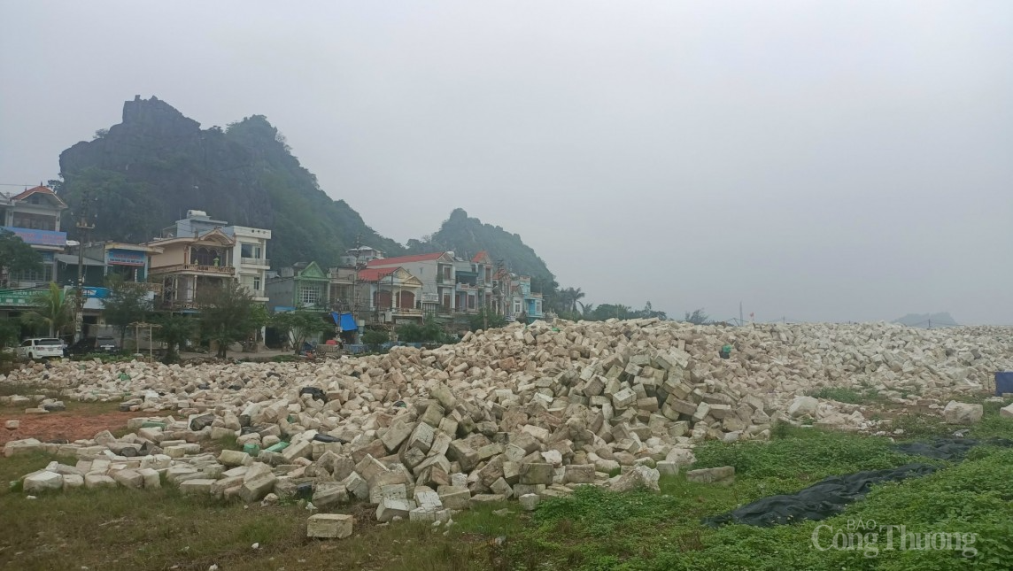 Bao giờ mới xử lý xong "bãi rác" xốp khổng lồ tại cảng Cái Rồng? Bao giờ mới xử lý xong "bãi rác" xốp khổng lồ tại cảng Cái Rồng?