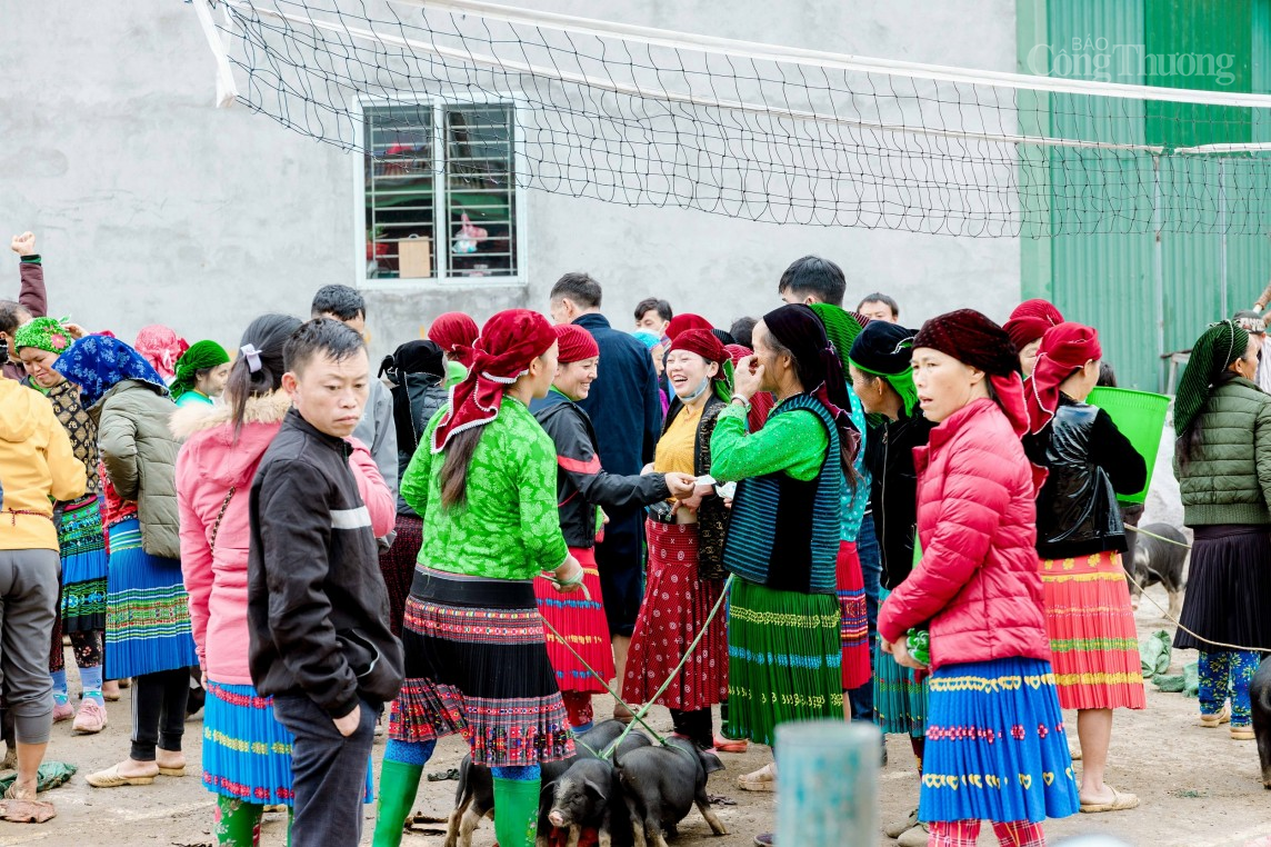 Nhiều năm trở lại đây, chợ phiên Mèo Vạc được xem như một trong những địa điểm nhất định phải ghé thăm khi ghé thăm Hà Giang