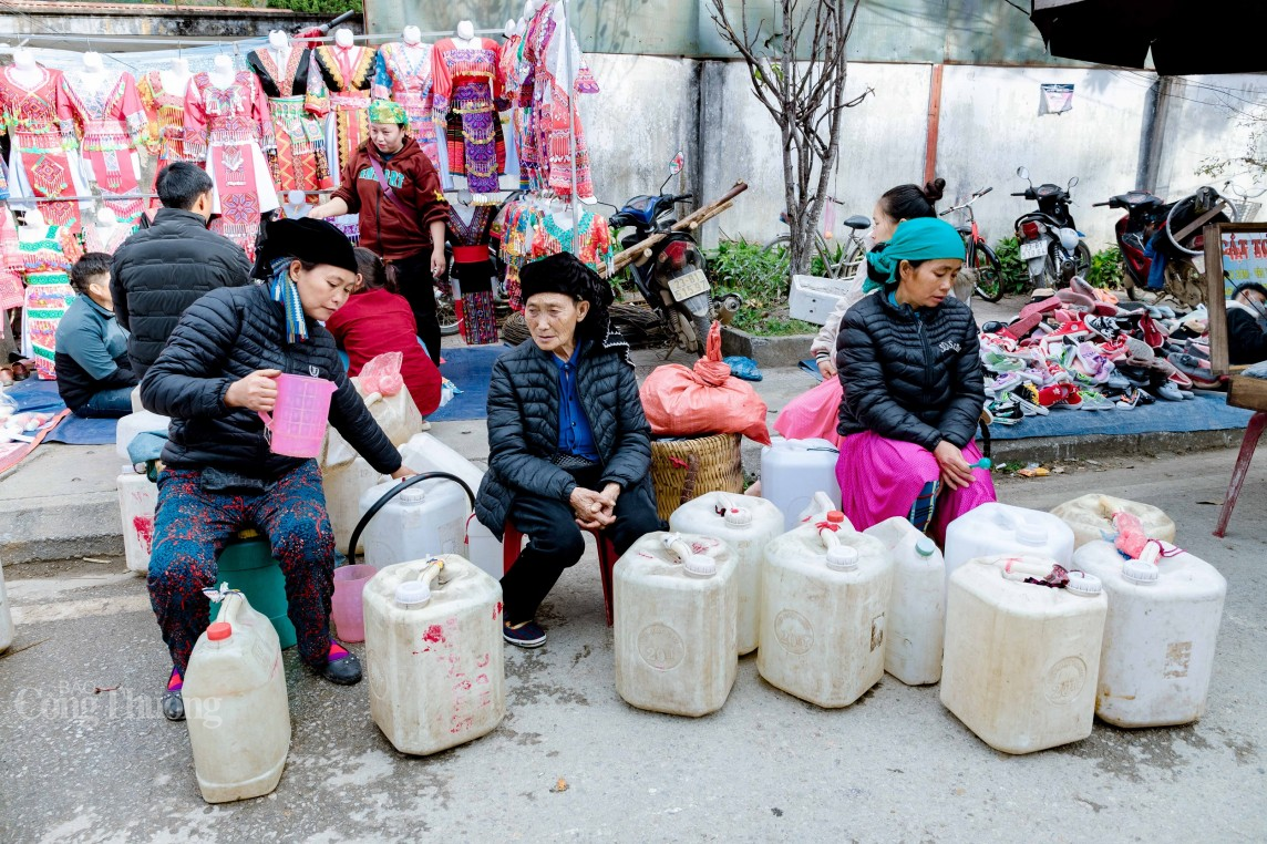 Có khi chả mua bán gì, chỉ cần được gặp nhau, được trò chuyện, ăn miếng mèn mén, uống bát rượu là vui lắm rồi!