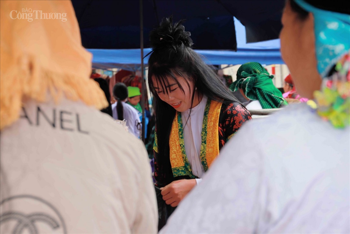 Sống ở vùng lạnh nên trẻ con rẻo cao đứa nào cũng da trắng mịn, mắt đen biếc, môi và má luôn đỏ căng như quả đào chín