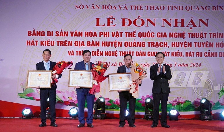 Các địa phương đón nhận Bằng công nhận Di sản văn hóa phi vật thể quốc gia Nghệ thuật trình diễn dân gian Hát Kiều. Ảnh: Báo Quảng Bình Các địa phương đón nhận Bằng công nhận Di sản văn hóa phi vật thể quốc gia Nghệ thuật trình diễn dân gian Hát Kiều. Ảnh: Báo Quảng Bình