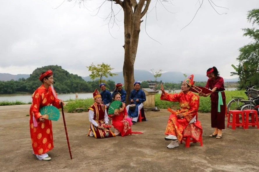 Câu lạc bộ hát Kiều xã Quảng Kim, huyện Quảng Trạch trình diễn một trích đoạn hát Kiều. Ảnh: TN Câu lạc bộ hát Kiều xã Quảng Kim, huyện Quảng Trạch trình diễn một trích đoạn hát Kiều. Ảnh: TN