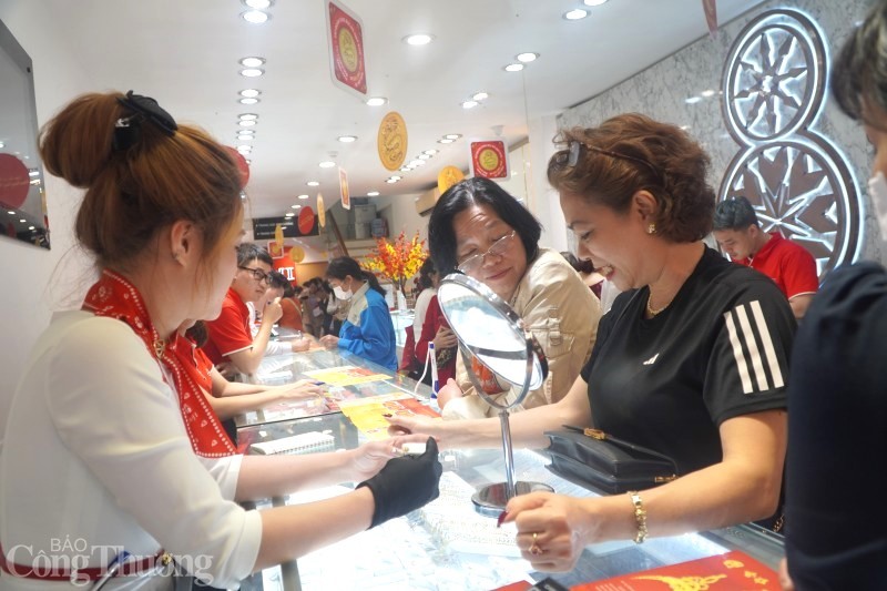 Chuyên gia phân tích nguyên nhân khiến giá vàng SJC, vàng nhẫn giảm mạnh Chuyên gia phân tích nguyên nhân khiến giá vàng SJC, vàng nhẫn giảm mạnh