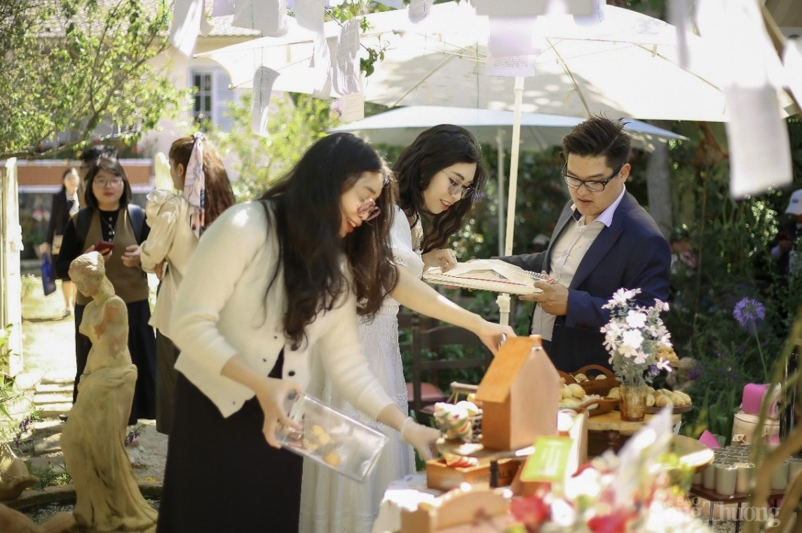 Lâm Đồng: Nhóm tác giả trẻ ra mắt dự án sách “Xứ sở lạ lùng” Lâm Đồng: Nhóm tác giả trẻ ra mắt dự án sách “Xứ sở lạ lùng”