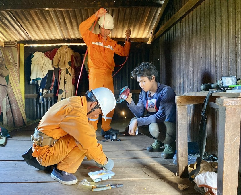 Công ty Điện lực Gia Lai sửa chữa và thay thế thiết bị điện miễn phí cho người dân. Ảnh Báo Gia Lai Công ty Điện lực Gia Lai sửa chữa và thay thế thiết bị điện miễn phí cho người dân. Ảnh Báo Gia Lai