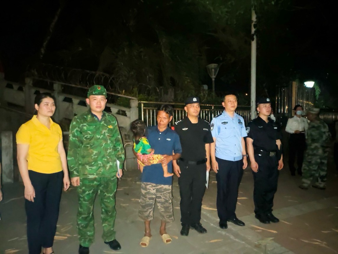 Đồn Biên phòng Cửa khẩu quốc tế Thanh Thủy tiếp nhận 01 trẻ em thất lạc trên biên giới Đồn Biên phòng Cửa khẩu quốc tế Thanh Thủy tiếp nhận 01 trẻ em thất lạc trên biên giới