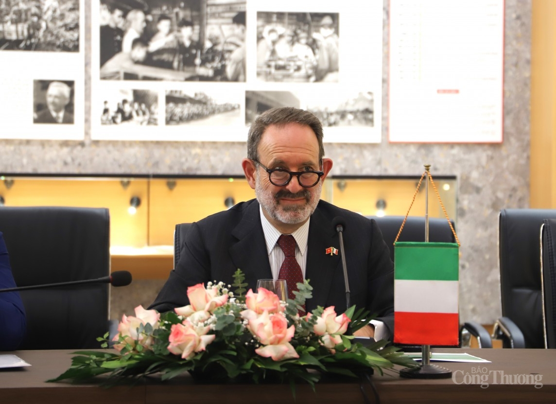 Bộ trưởng tiếp đại sứ Ý