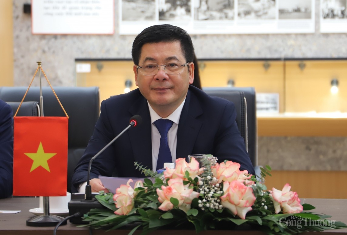 Bộ trưởng tiếp đại sứ Ý