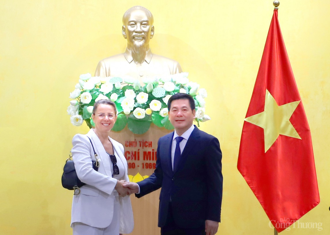 Bộ trưởng tiếp đại sứ Ý