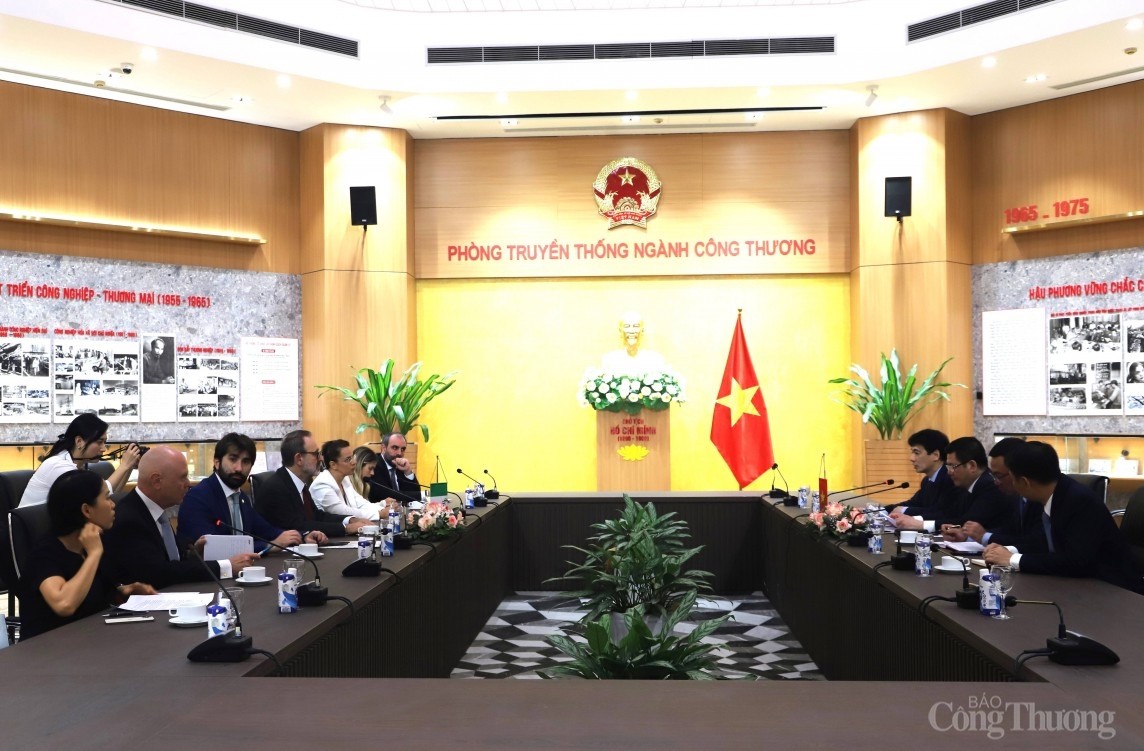 Bộ trưởng tiếp đại sứ Ý