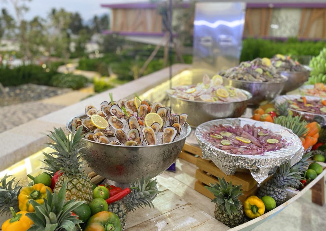 Tiệc buffet với các loại thịt nướng, hải sản đa dạng và nhiều món tráng miệng thơm ngon. Tiệc buffet với các loại thịt nướng, hải sản đa dạng và nhiều món tráng miệng thơm ngon.