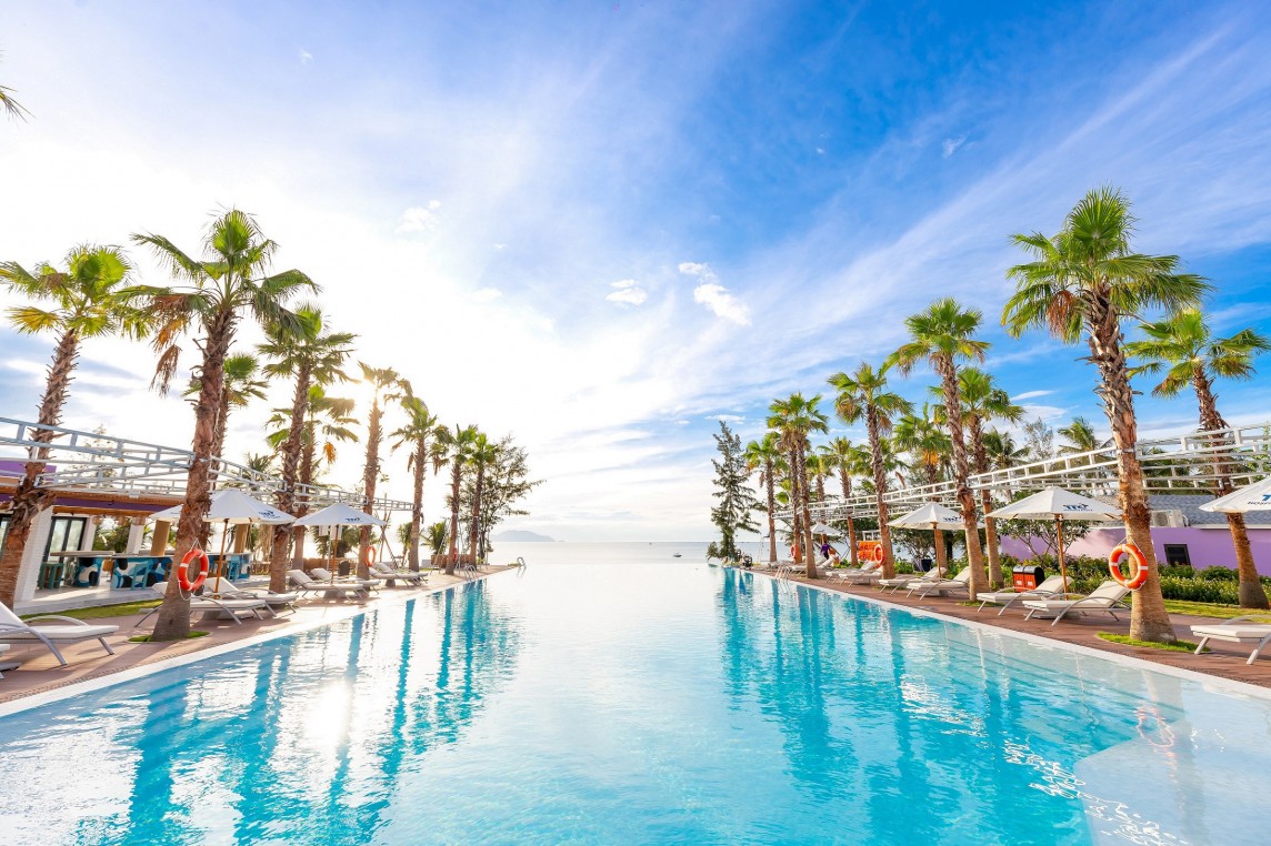 Hồ bơi vô cực được thiết kế tinh tế, hướng biển Dốc Lết - một trong những bãi biển đẹp nhất Việt Nam. Hồ bơi vô cực được thiết kế tinh tế, hướng biển Dốc Lết - một trong những bãi biển đẹp nhất Việt Nam.