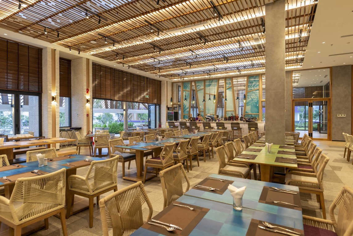 Nhà hàng với phong cách mở, hiện đại, phục vụ các món Á - Âu và đặc sản địa phương. Nhà hàng với phong cách mở, hiện đại, phục vụ các món Á - Âu và đặc sản địa phương.