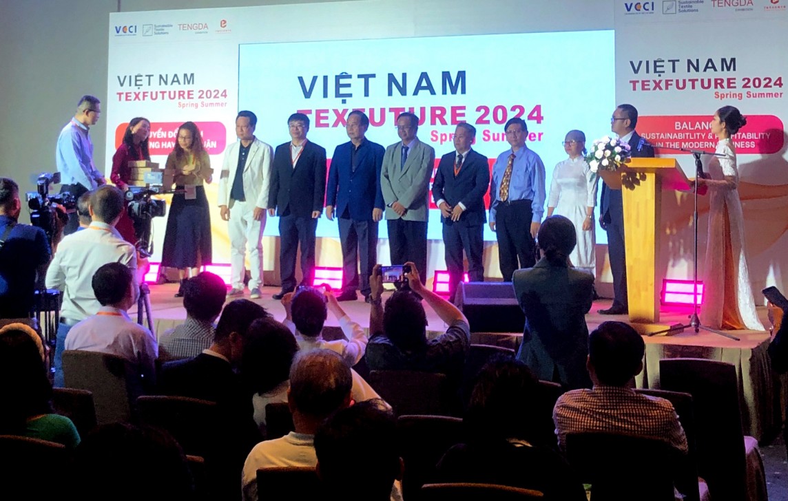 Các đại biểu chụp ảnh lưu niệm tại triển lãm. (Ảnh: Ngân Nga). Các đại biểu chụp ảnh lưu niệm tại triển lãm dệt may Texfuture. (Ảnh: Ngân Nga).