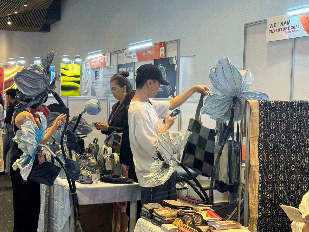 Nhiều khách hàng thích thú với các sản phẩm trưng bày tại triển lãm. (Ảnh: Ngân Nga) Nhiều khách hàng thích thú với các sản phẩm trưng bày tại triển lãm dệt may Texfuture. (Ảnh: Ngân Nga)