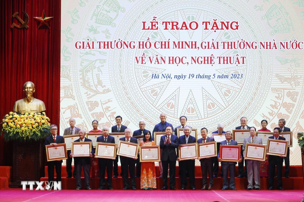 Phó Chủ tịch Thường trực Quốc hội Trần Thanh Mẫn trao Giải thưởng Nhà nước tặng các tác giả, đại diện gia đình tác giả. (Ảnh: Lâm Khánh/TTXVN) ttxvn_giai-thuong_nha_nuoc_2903.jpg