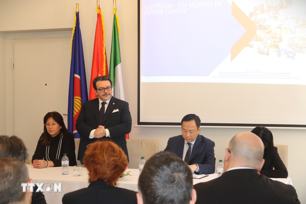 Phó Chủ tịch Liên đoàn giới chủ-dịch vụ (Confindustria) Antonio Braia phát biểu tại cuộc gặp doanh nghiệp và nhà đầu tư hai vùng Puglia và Basilicata. (Ảnh: Dương Hoa/TTXVN) ttxvn_2903_vietnam italy (2).jpg