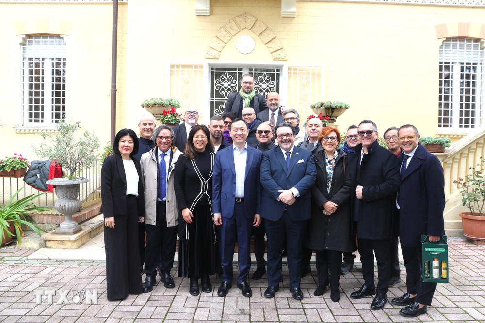 Đại sứ Việt Nam tại Italy Dương Hải Hưng chụp ảnh lưu niệm với đại diện doanh nghiệp và nhà đầu tư hai vùng Puglia và Basilicata. (Ảnh: Dương Hoa/TTXVN) ttxvn_2903_vietnam italy (4).jpg