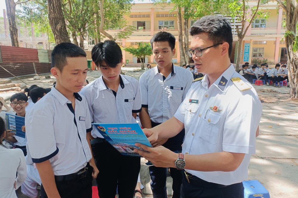 Lữ đoàn 127 tuyên truyền, tư vấn, hướng nghiệp tuyển sinh quân sự Lữ đoàn 127 tuyên truyền, tư vấn, hướng nghiệp tuyển sinh quân sự
