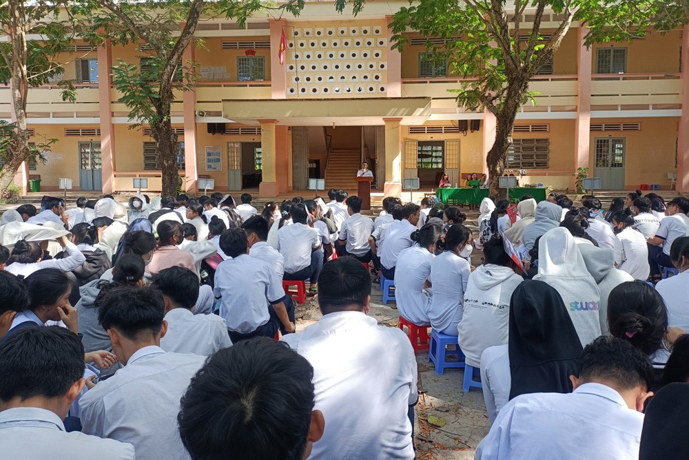 Lữ đoàn 127 tuyên truyền, tư vấn, hướng nghiệp tuyển sinh quân sự Lữ đoàn 127 tuyên truyền, tư vấn, hướng nghiệp tuyển sinh quân sự