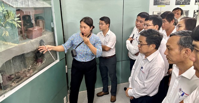 Một góc lưu giữ các loại phương tiện và vũ khí được nhân dân và cán bộ K20 dùng để đào hầm bí mật và chiến đấu. Một góc lưu giữ các loại phương tiện và vũ khí được nhân dân và cán bộ K20 dùng để đào hầm bí mật và chiến đấu.