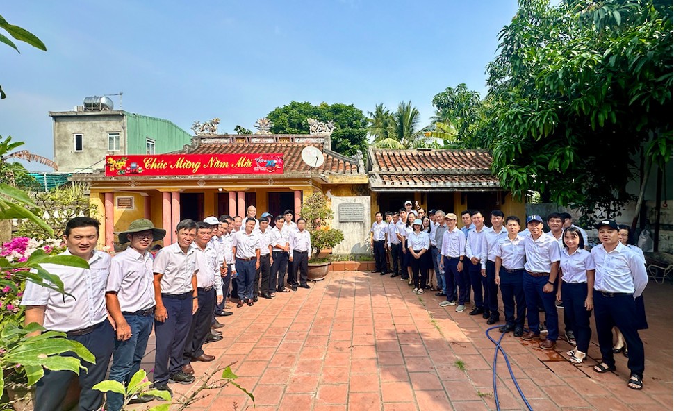 Đảng bộ Công ty chụp ảnh lưu niệm tại nhà thờ bà Nhiêu Đảng bộ Công ty chụp ảnh lưu niệm tại nhà thờ bà Nhiêu