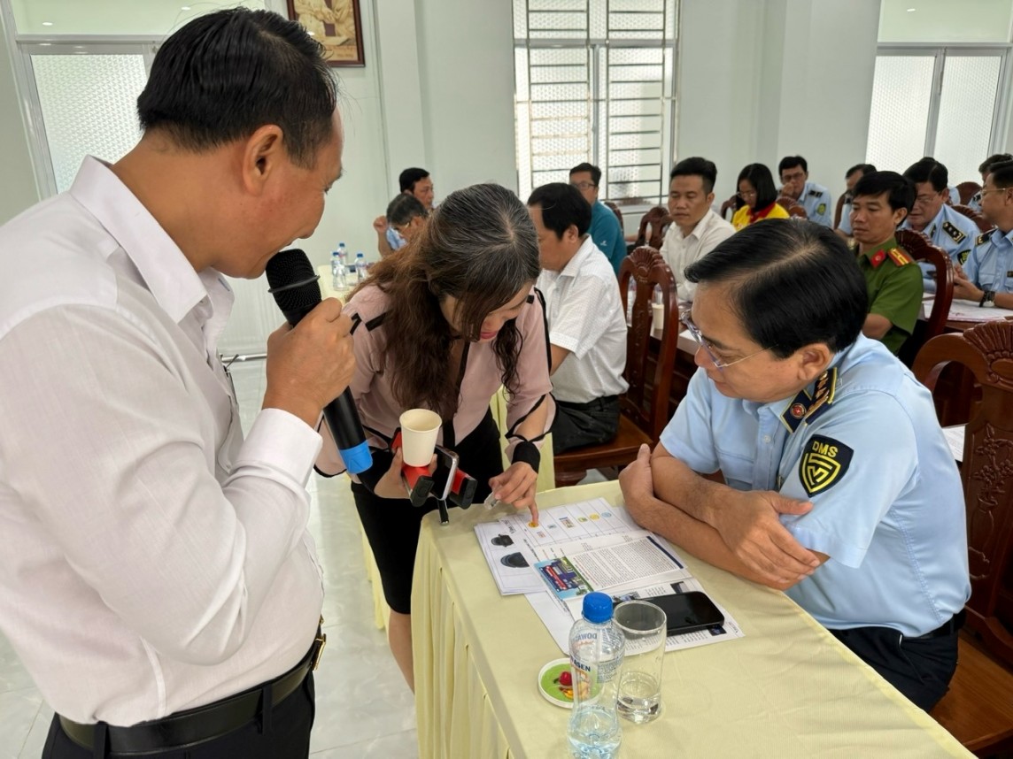 Các chuyên viên Vina CHG hướng dẫn các đồng chí lực lượng chức năng thực hiện kiểm tra các công nghệ chống giả (Ảnh: Vina CHG) Các chuyên viên Vina CHG hướng dẫn các đồng chí lực lượng chức năng thực hiện kiểm tra các công nghệ chống giả (Ảnh: Vina CHG)