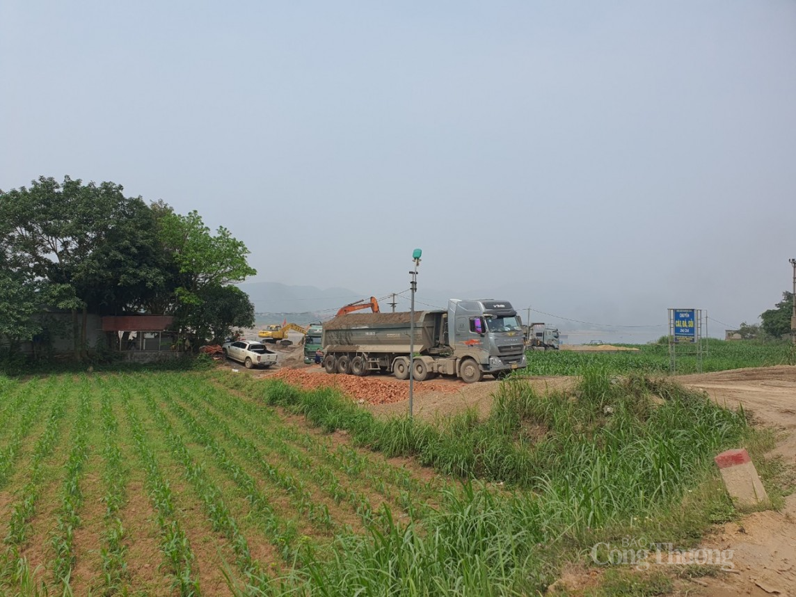 Hoà Bình: Dân bức xúc vì bãi tập kết cát trái phép hoạt động cả ngày lẫn đêm Hoà Bình: Dân bức xúc vì bãi tập kết cát trái phép hoạt động cả ngày lẫn đêm