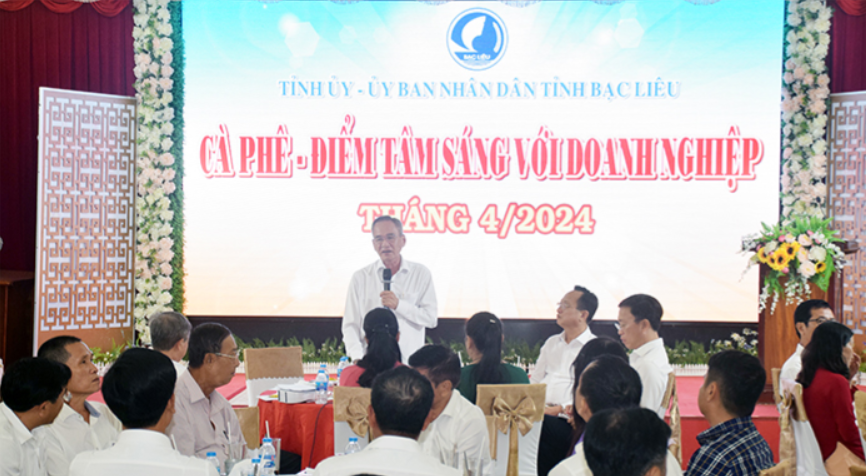 Bạc Liêu: Doanh nghiệp “cầu cứu” vì giá đất cảu 184 tuyến đường bị "treo" Ông Lữ Văn Hùng, Bí thư Tỉnh ủy Bạc Liêu lắng nghe, chia sẻ với những khó khăn doanh nghiệp.