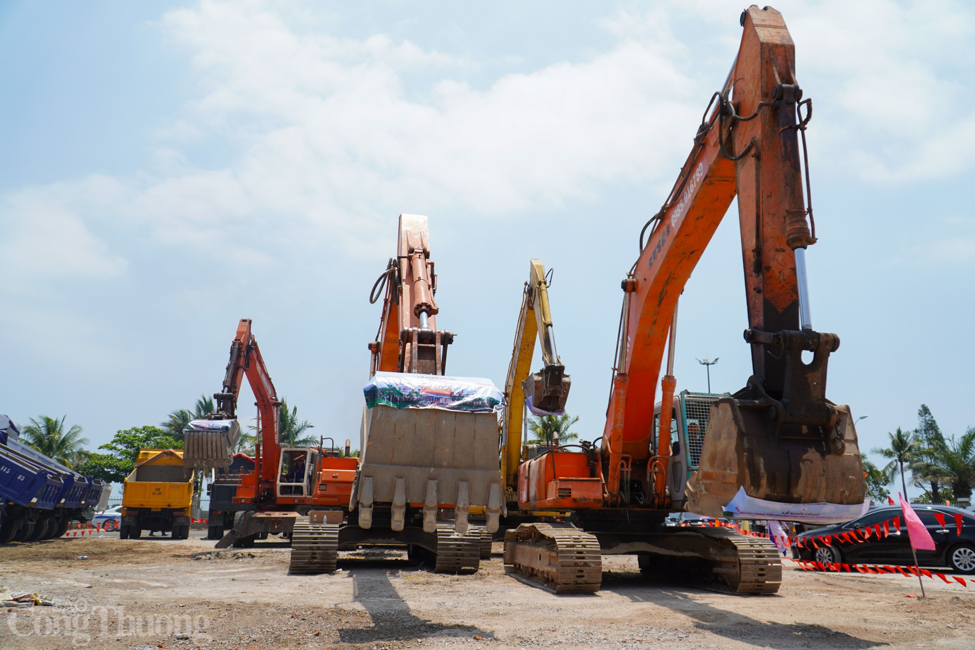 Phương tiện, máy móc sẵn sàng thi công ngay sau buổi lễ. Phương tiện, máy móc sẵn sàng thi công ngay sau buổi lễ.