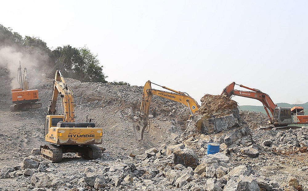 Nhà thầu đã nỗ lực huy động máy móc đào đúc móng Nhà thầu đã nỗ lực huy động máy móc đào đúc móng