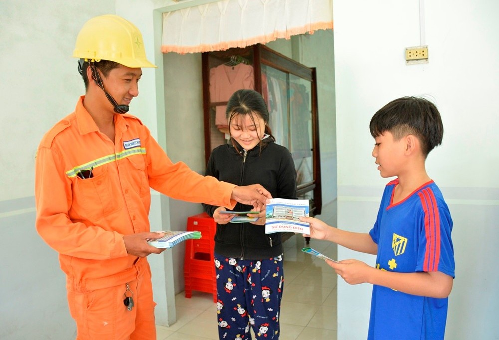 Tuyên truyền để người dân nâng cao nhận thức về sử dụng điện tiết kiệm. Ảnh PC Cà Mau Tuyên truyền để người dân nâng cao nhận thức về sử dụng điện tiết kiệm. Ảnh PC Cà Mau