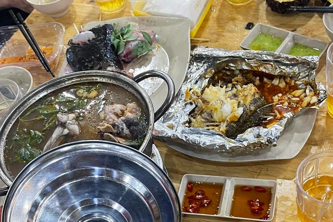 Anh Cường cho rằng bị quán hải sản gian dối về con cá khi bắt lên cân và con cá được dọn lên bàn (Ảnh: Phan Cường). Anh Cường cho rằng bị quán hải sản gian dối về con cá khi bắt lên cân và con cá được dọn lên bàn (Ảnh: Phan Cường).