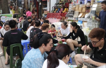 Hà Nội: Món sứa đỏ đắt khách dịp đầu hè