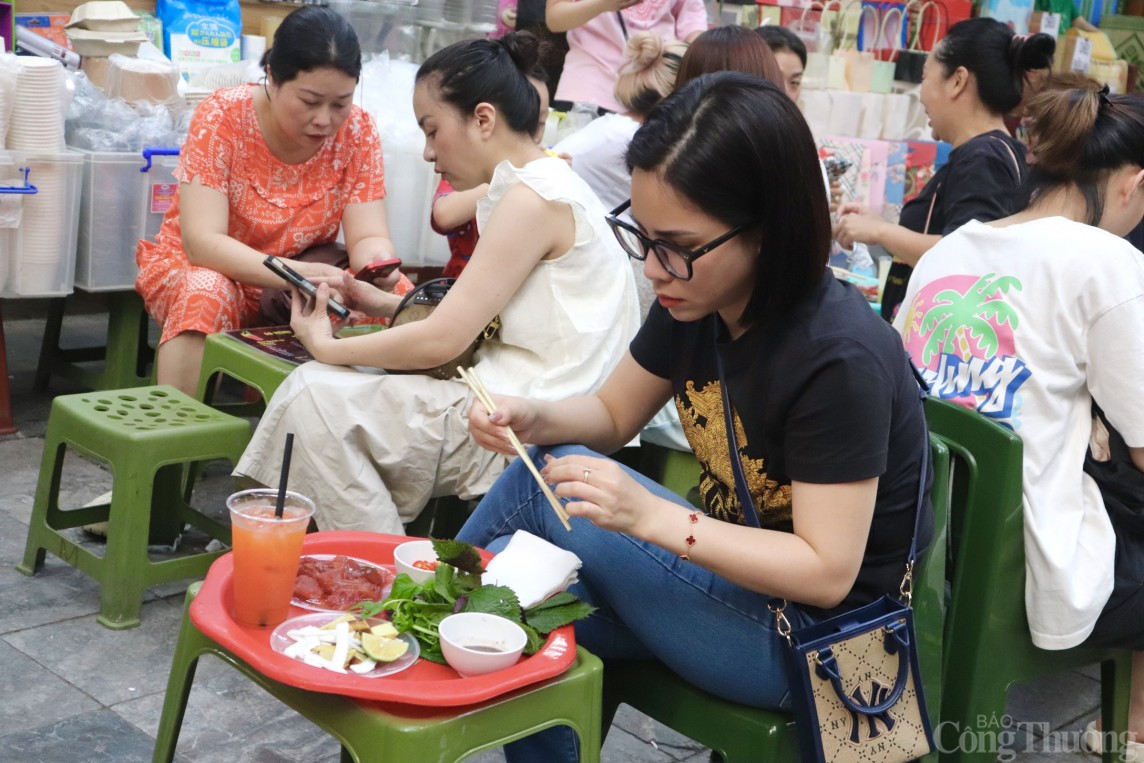 Hà Nội: Món sứa đỏ đắt khách dịp đầu hè, người bán kiếm hơn chục triệu đồng mỗi ngày Hà Nội: Món sứa đỏ đắt khách dịp đầu hè, người bán kiếm hơn chục triệu đồng mỗi ngày