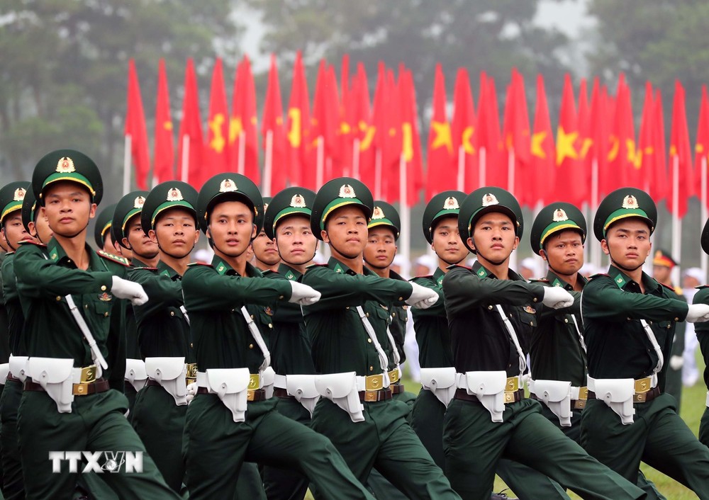 Khối sỹ quan biên phòng tham gia hợp luyện. (Ảnh: Trọng Đức/TTXVN) ttxvn_kiem tra hop luyen chien thang dien bien phu (14).jpg