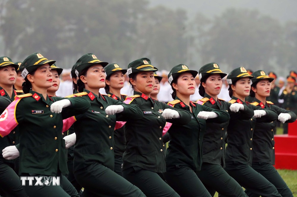Khối nữ sỹ quan quân y tham gia hợp luyện. (Ảnh: Trọng Đức/TTXVN) ttxvn_kiem tra hop luyen chien thang dien bien phu (16).jpg