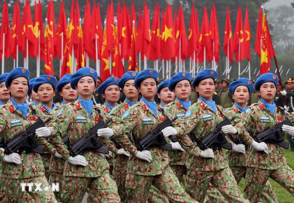 Khối nữ sỹ quan Gìn giữ Hòa bình Liên hợp quốc tham gia hợp luyện. (Ảnh: Trọng Đức/TTXVN) ttxvn_kiem tra hop luyen chien thang dien bien phu (20).jpg