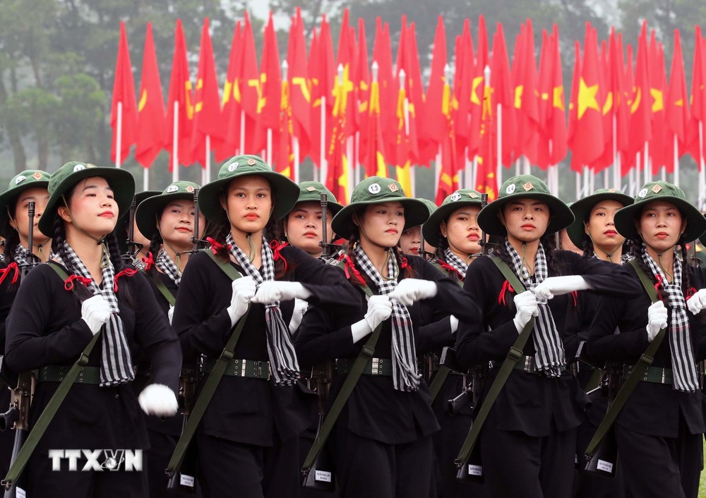 Khối nữ du kích miền Nam tham gia hợp luyện. (Ảnh: Trọng Đức/TTXVN) ttxvn_kiem tra hop luyen chien thang dien bien phu (21).jpg