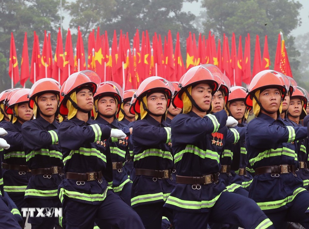 Khối Cảnh sát Phòng cháy Chữa cháy tham gia hợp luyện. (Ảnh: Trọng Đức/TTXVN) ttxvn_kiem tra hop luyen chien thang dien bien phu (24).jpg