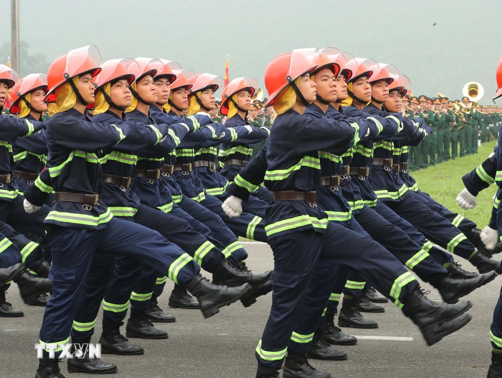 Khối Cảnh sát Phòng cháy Chữa cháy tham gia hợp luyện. (Ảnh: Trọng Đức/TTXVN) ttxvn_kiem tra hop luyen chien thang dien bien phu (25).jpg