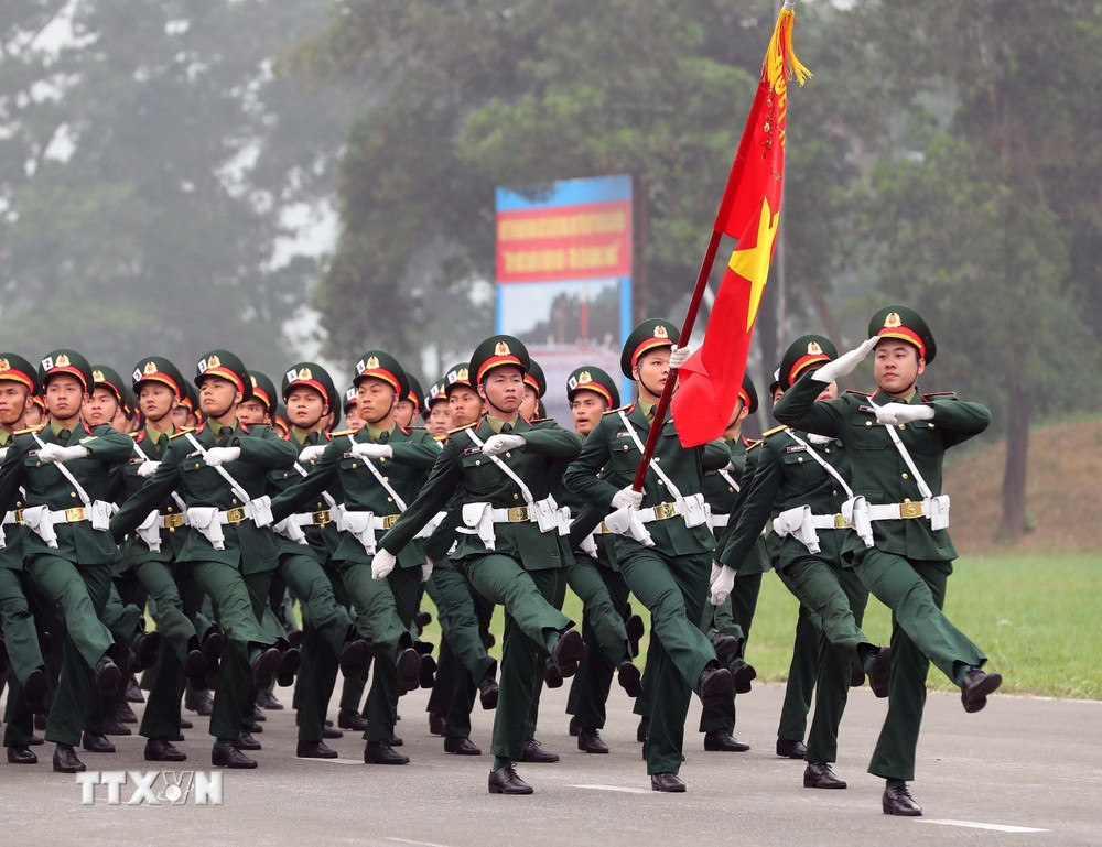 Khối sỹ quan lục quân tham gia hợp luyện. (Ảnh: Trọng Đức/TTXVN) ttxvn_kiem tra hop luyen chien thang dien bien phu (3).jpg