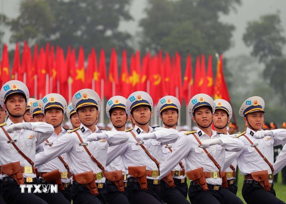 Khối sỹ quan Hải quân tham gia hợp luyện. (Ảnh: Trọng Đức/TTXVN) ttxvn_kiem tra hop luyen chien thang dien bien phu (4).jpg