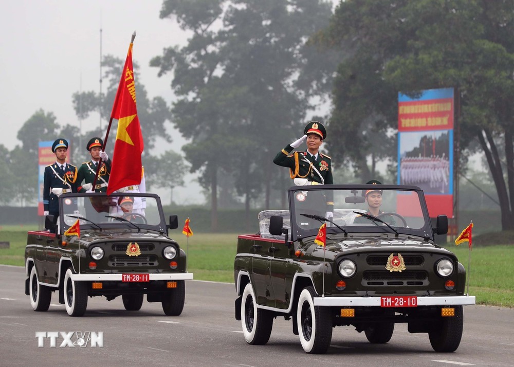 Xe chỉ huy đoàn diễu binh, diễu hành tham gia hợp luyện. (Ảnh: Trọng Đức/TTXVN) ttxvn_kiem tra hop luyen chien thang dien bien phu (9).jpg