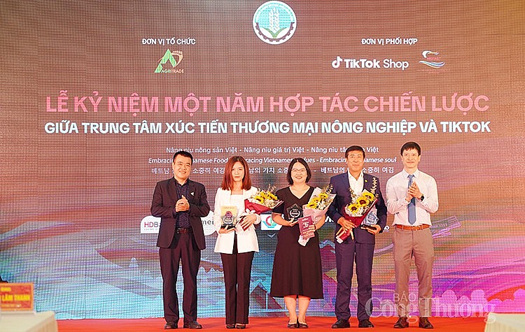 Lễ kỷ niệm 1 năm hợp tác là dịp để vinh danh các đơn vị đối tác, các cá nhân có đóng góp tích cực cho Chương trình Chợ phiên OCOP trong một năm vừa qua. Lễ kỷ niệm 1 năm hợp tác là dịp để vinh danh các đơn vị đối tác, các cá nhân có đóng góp tích cực cho Chương trình Chợ phiên OCOP trong một năm vừa qua.