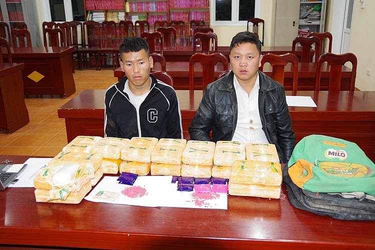 Đối tượng Thào A Già (bên trái) và Liều A Súa (bên phải) cùng tang vật vụ án. Ảnh: Anh Dũng Đối tượng Thào A Già (bên trái) và Liều A Súa (bên phải) cùng tang vật vụ án. Ảnh: Anh Dũng